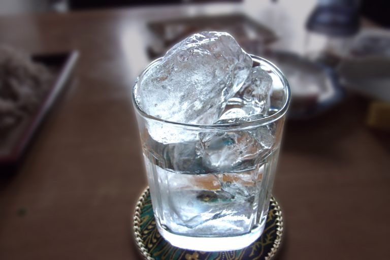 日本酒をロックで飲んでみよう!氷を入れるだけで夏気分♪ 日本酒をロックで飲んでみよう!氷を入れるだけで夏気分♪