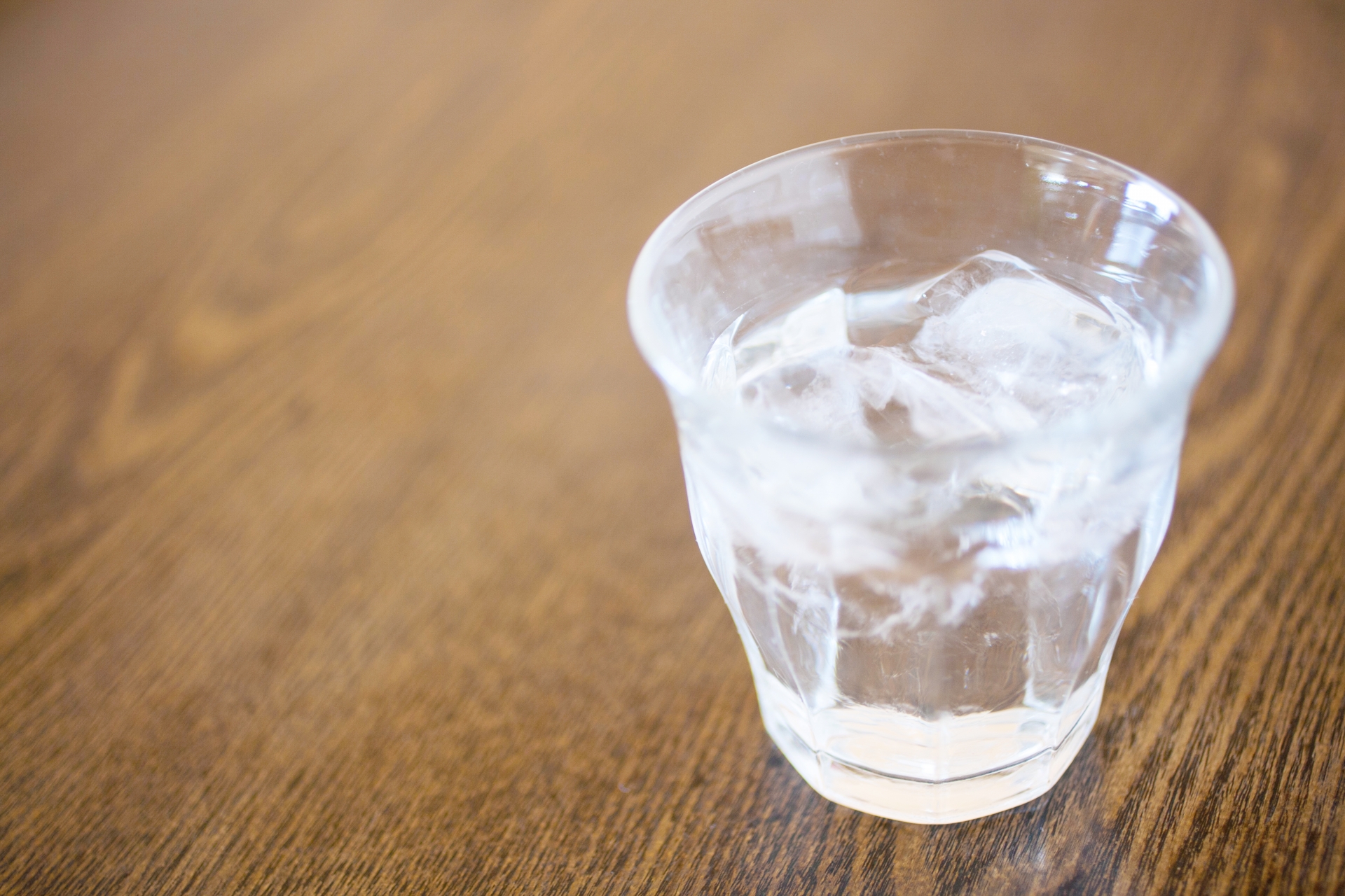 日本酒の水割りは氷を入れるのもオススメ 比率の早見表と作り方を解説 5 日本酒ラボ