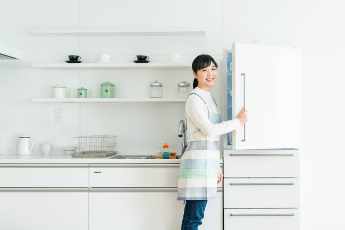 冷蔵庫を開ける女性 冷蔵庫を開ける女性