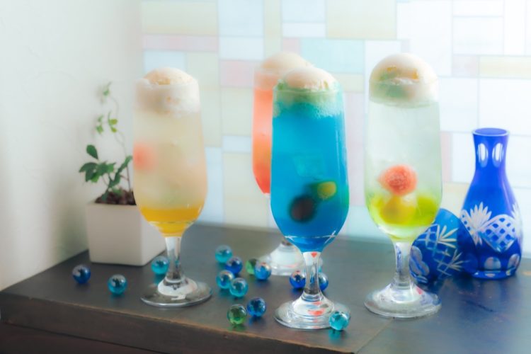 “おとなの日本酒クリームソーダ”がレトロ可愛い！『日本酒バル 蔵のや』から夏限定のデザートカクテル誕生