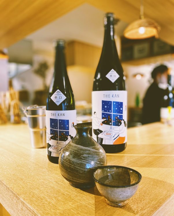 珈琲を淹れる様に楽しめる日本酒「THE KAN」が昨年好評の辛口仕様で登場。山の壽酒造が提案する冬の夜を楽しめる熱燗にも適した日本酒。