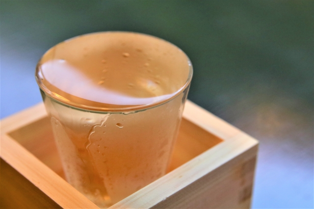 もっきり とは 枡になみなみ注がれた日本酒の飲み方を解説 5 日本酒ラボ