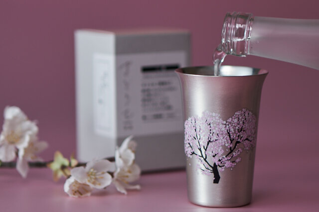 まどろむ酒器桜に注がれる酒