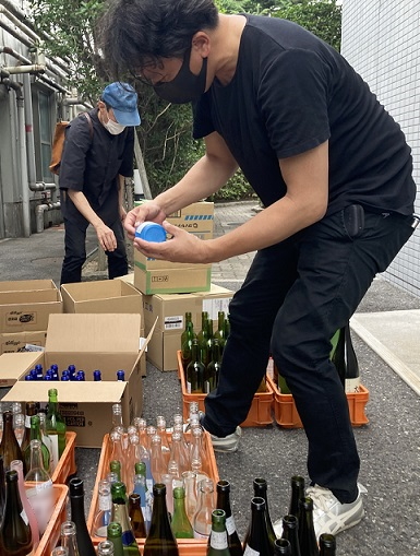 白鶴酒造の酒瓶がアート作品に生まれ変わる　　神戸ゆかりの作家によるリサイクルアート展「Relation」　9月12日から開催ギャラリーSpace31にて使用済み酒瓶が百数十点の作品として蘇る