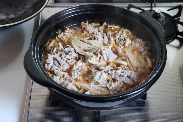 豆もやし、しめじ、えのきだけ、豚肉を入れ煮る