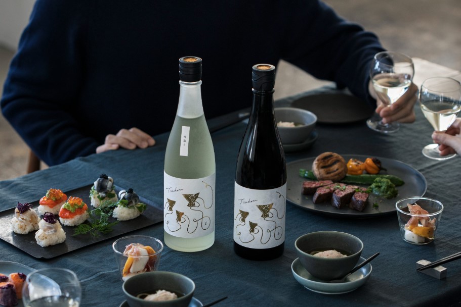 「土屋鞄」と創業約260年の老舗「河忠酒造」がコラボ。ハレの日の食卓を彩るプレミアムな日本酒を新発売。