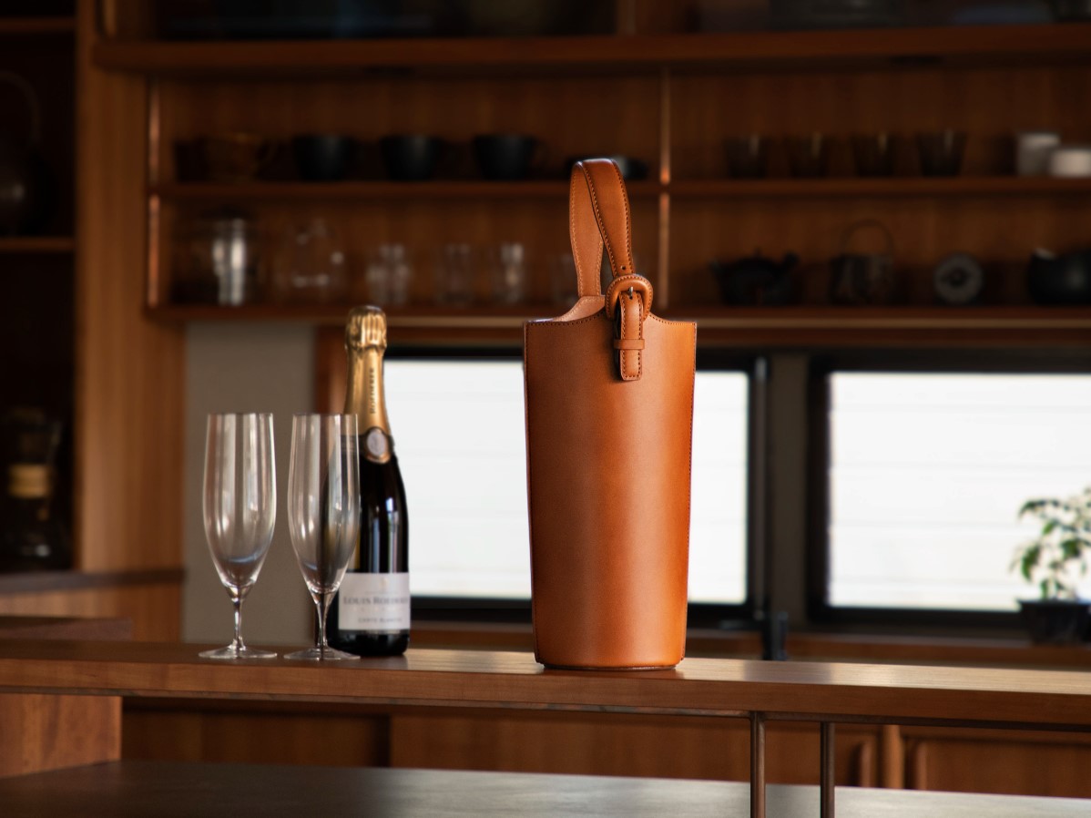 「土屋鞄」と創業約260年の老舗「河忠酒造」がコラボ。ハレの日の食卓を彩るプレミアムな日本酒を新発売。