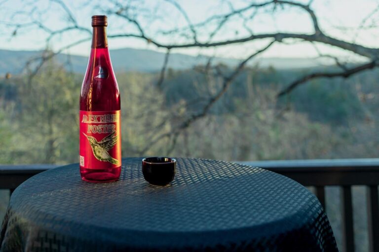 カナダ人アーティスト、アレックス・ヘンリー・フォスターが新潟県の塩川酒造とコラボ日本酒発売！