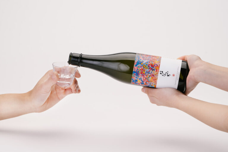 【ヘラルボニー×菊の司酒造による初のコラボレーション】異彩のアートがラベルを彩る日本酒「はなみち」を１月８日に先行予約開始 １５日に「クロステラス盛岡」で販売・試飲会を開催