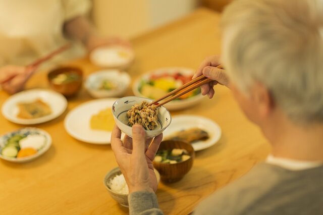 納豆を食べる男性