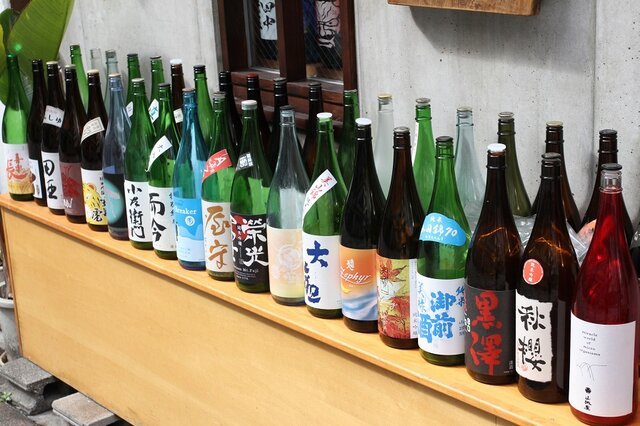 並べられた日本酒の一升瓶