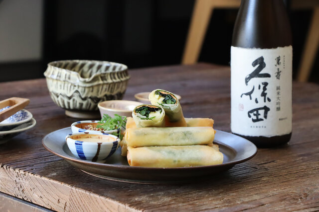 【KUBOTAYA】日本酒をもっと楽しむおつまみレシピ｜サーモンとチーズの海苔春巻き