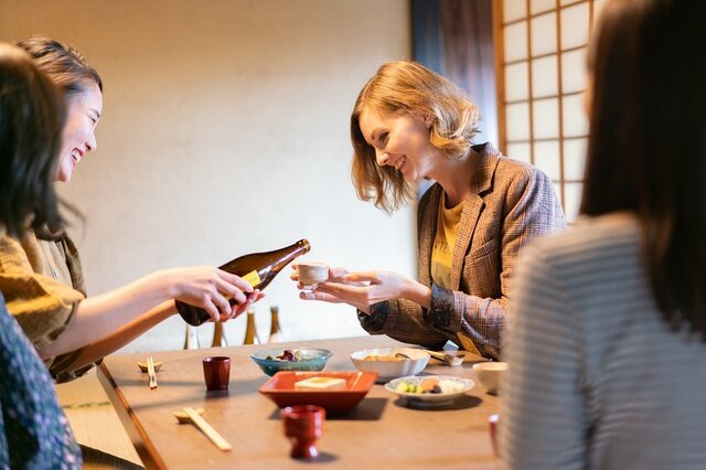 日本酒を飲む外国人女性