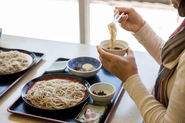 蕎麦を食べる女性