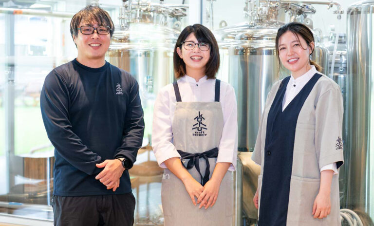 「いいちこ」の三和酒類が清酒特区の大分県宇佐市に酒づくり体験施設をオープンし、シタテルがユニフォームによるブランディングを支援