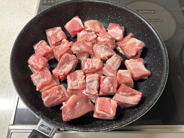 豚バラ肉に焼き目をつける