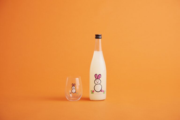 お正月の食卓を彩る、干支モチーフの新たなシリーズを展開 日本酒 仙禽とのコレクション「UAうさぎ」、12月23日（金）発売