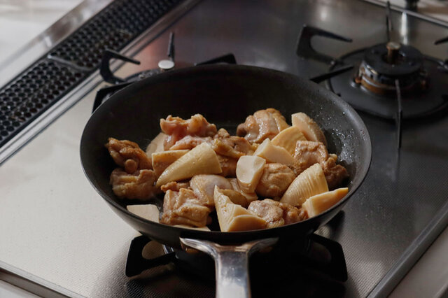 材料を焼き色がつくまで焼く