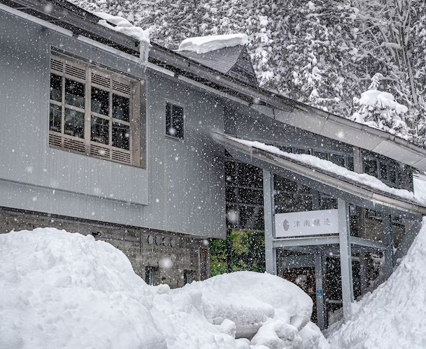 世界有数の豪雪地で雪と共に日本酒を醸す津南醸造。日本酒3本を酒蔵に降り注ぐ雪で覆い包んで贈る郷雪セット。2023年12月の初雪とともに発売開始。