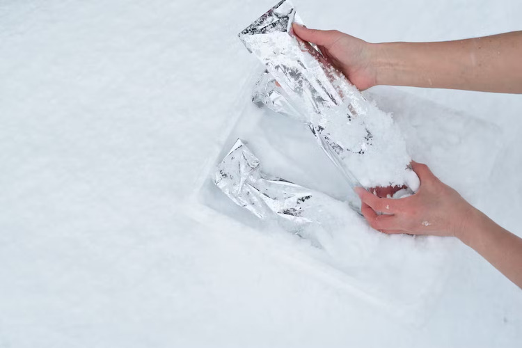 世界有数の豪雪地で雪と共に日本酒を醸す津南醸造。日本酒3本を酒蔵に降り注ぐ雪で覆い包んで贈る郷雪セット。2023年12月の初雪とともに発売開始。