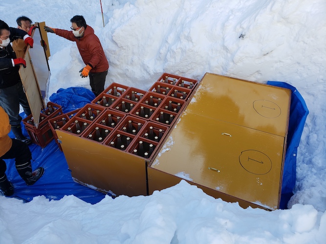 雪中埋蔵酒プロジェクトは今年で20年目 休暇村乗鞍高原、極寒の大地で熟成させる「雪原の華」の雪中埋蔵を実施 ～ホテル敷地内の雪の中で春を待つ日本酒、販売はゴールデンウィーク頃～