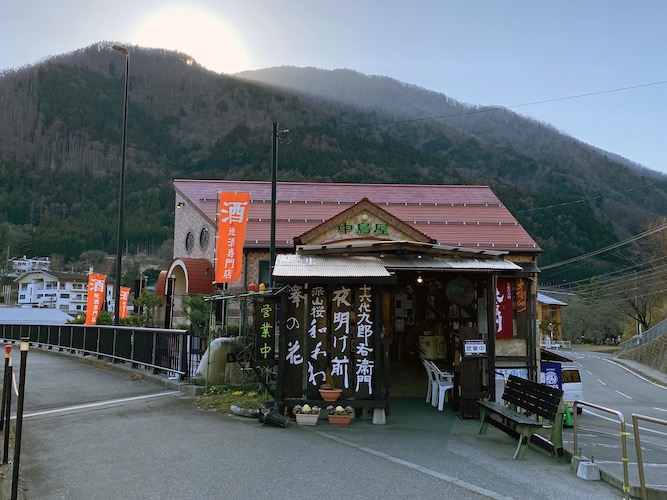 雪中埋蔵酒プロジェクトは今年で20年目　休暇村乗鞍高原、極寒の大地で熟成させる「雪原の華」の雪中埋蔵を実施　～ホテル敷地内の雪の中で春を待つ日本酒、販売はゴールデンウィーク頃～