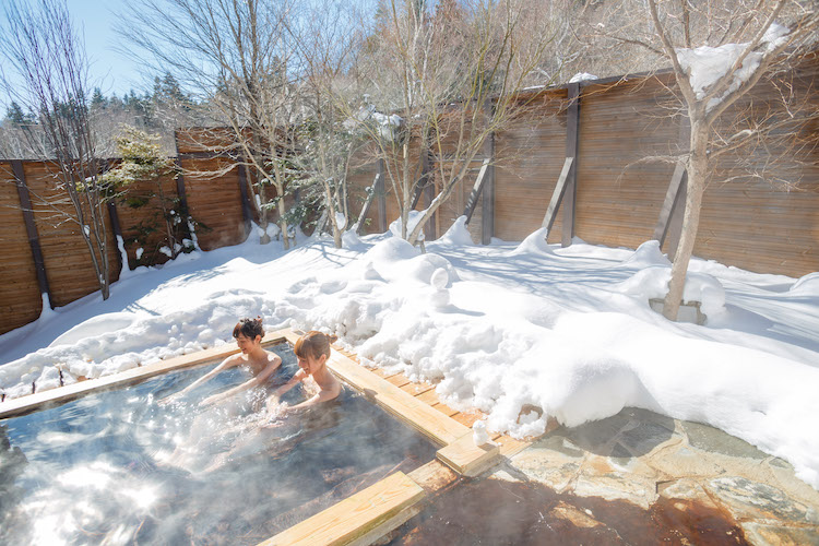 雪中埋蔵酒プロジェクトは今年で20年目　休暇村乗鞍高原、極寒の大地で熟成させる「雪原の華」の雪中埋蔵を実施　～ホテル敷地内の雪の中で春を待つ日本酒、販売はゴールデンウィーク頃～