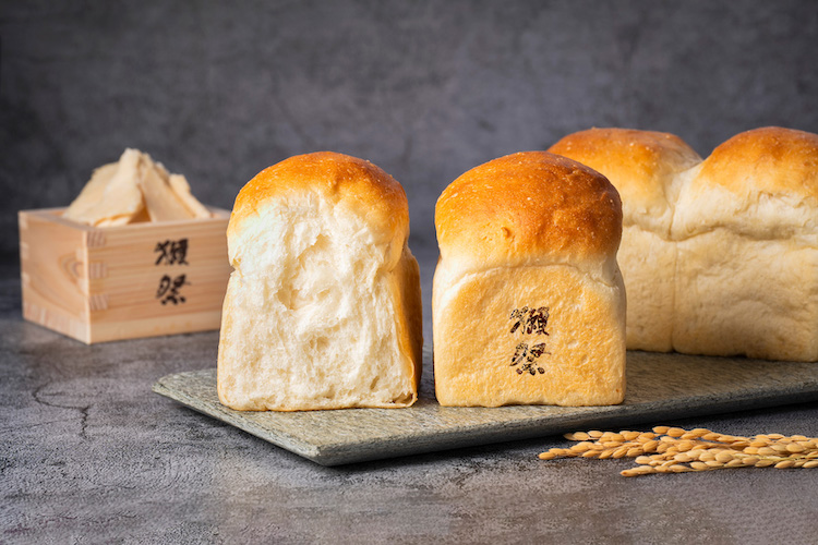 日本酒「獺祭」の酒粕と和の素材をかけ合わせた、ふわふわもちもちの“獺祭食パン”とやさしい味わいの“獺祭あんぱん”を発売