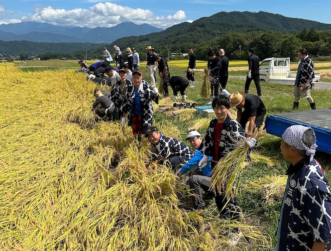 三越創業350周年を記念し、特別な日本酒「七賢」の記念ボトルセットを限定販売。