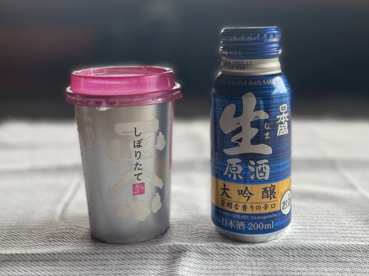 「菊正宗 しぼりたてギンカップ」（左）と「日本盛 生原酒 大吟醸 ボトル缶」（右）