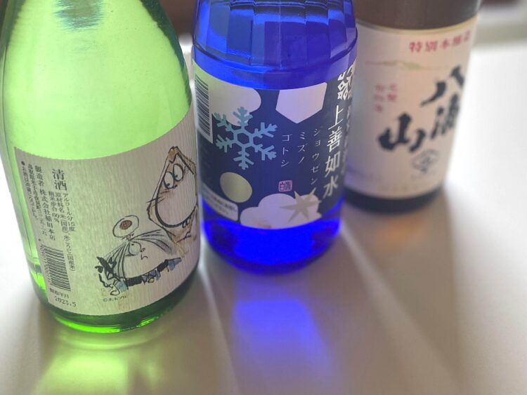 左から緑色、青色、茶色の日本酒瓶