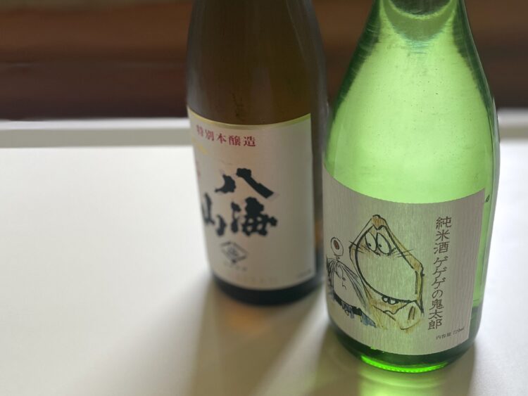 左から茶色の日本酒瓶と緑色の瓶