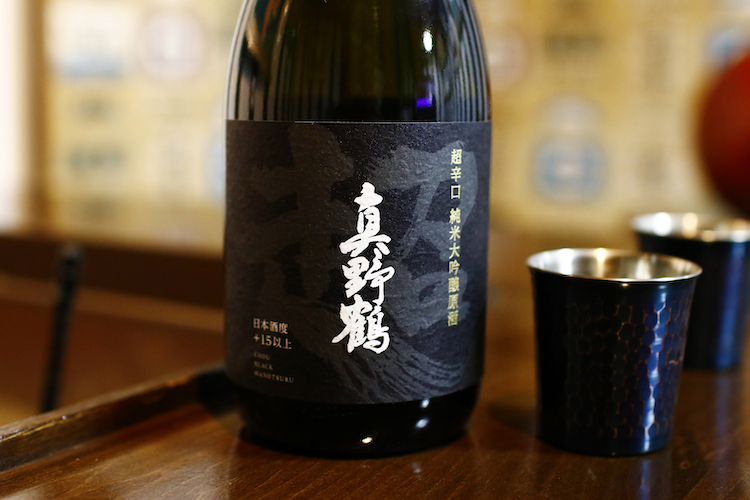 漆黒の極辛口～純米大吟醸にして日本酒度＋19『超BLACK真野鶴』が佐渡島より新登場！完全発酵でクリアでありながら日本酒らしい旨みが冴える。甘いSAKEに飽きた大人たちにおくる究極の酒 