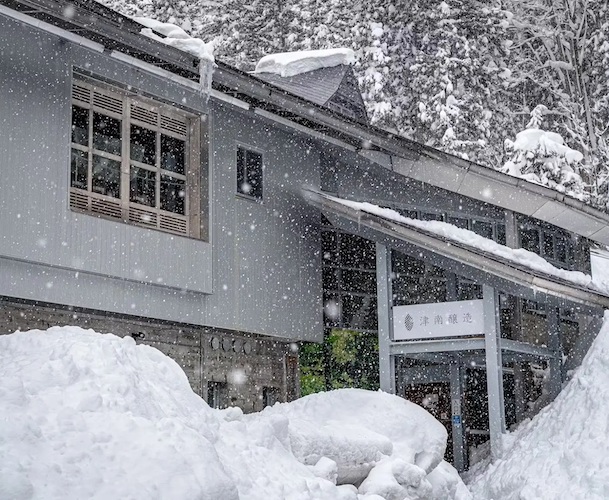 豪雪地である津南から『雪』と、現地で醸した『日本酒』を併せて贈る郷雪セット。2025年2月から発売開始。