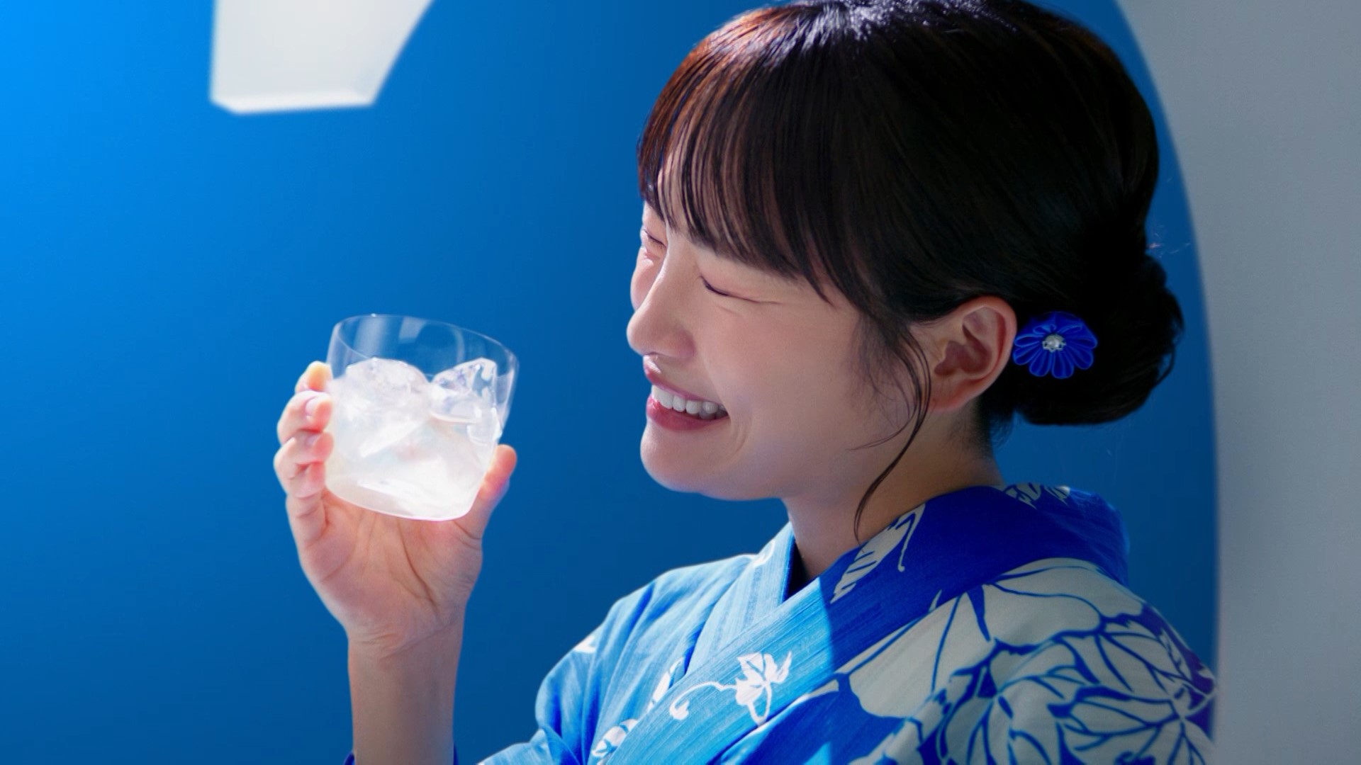 浴衣を着た川栄李奈さんが登場、夏こそ!アルコール5%「月桂冠 アルゴ」新TV-CM 公開