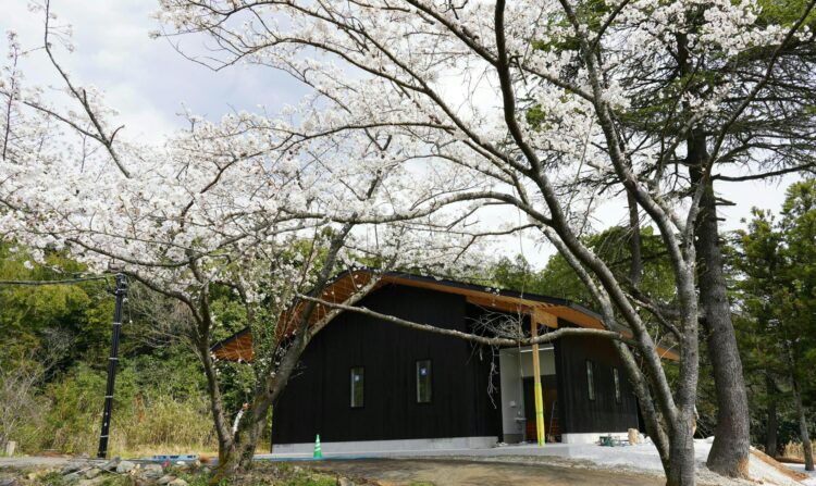 〜福岡県/福智町で建設中の酒蔵がついに完成〜日本の酒文化を世界に広めたい。生まれ故郷である地元の再興と日本が誇る伝統産業である酒の再興を掲げる一人の男の挑戦。天郷醸造所が完成しました。 〜福岡県/福智町で建設中の酒蔵がついに完成〜日本の酒文化を世界に広めたい。生まれ故郷である地元の再興と日本が誇る伝統産業である酒の再興を掲げる一人の男の挑戦。天郷醸造所が完成しました。