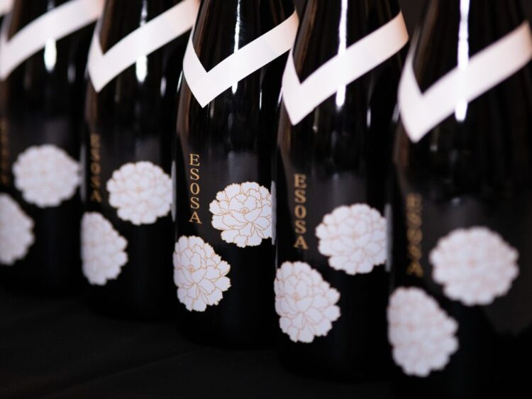 老舗酒蔵とコラボ開発!新しいスパークリング日本酒“ESOSA” をリリース 老舗酒蔵とコラボ開発!新しいスパークリング日本酒“ESOSA” をリリース