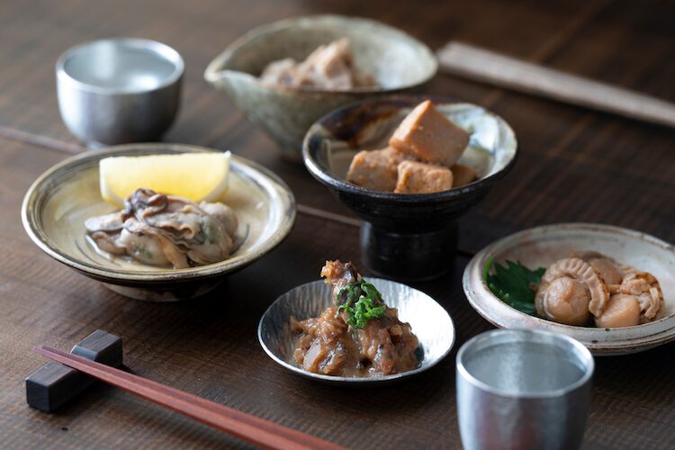【AKOMEYA TOKYO】バイヤーが酒と肴のペアリングを提案。11種のお酒と15種のお供、お酒に合わせた酒器で“美味しい”組み合わせを提案する「お酒と肴のススメ」フェアを開催!