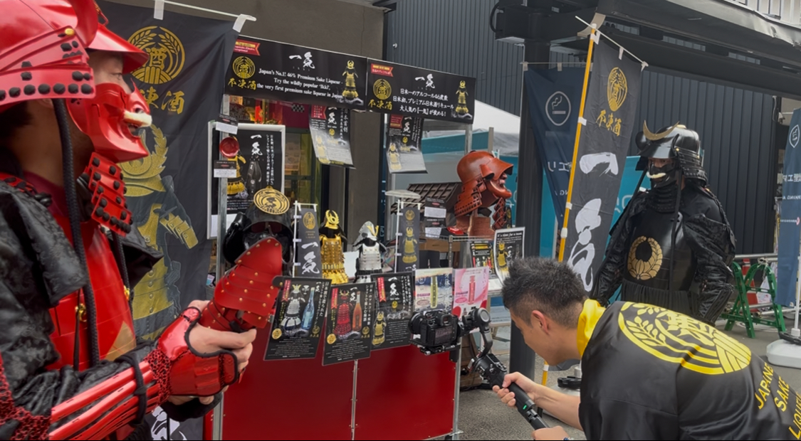 【浅草に出現】甲冑をまとった“現代サムライ”がショット酒を手売り!? 日本初※のショット用日本酒リキュール「一気」浅草ポップアップを3日間限定開催!