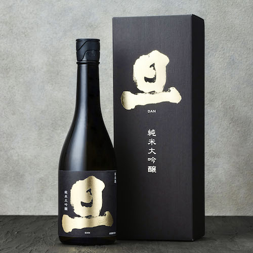 富士山の御神酒を奉納する創業360年の山梨の酒蔵「笹一酒造」より、ラグジュアリー日本酒ブランド「旦」が、ANAの国際線ファーストクラス、およびスイートラウンジにて提供決定