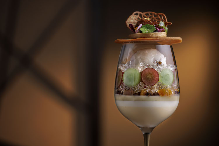 【星のや軽井沢】オリジナルの日本酒と栗やシャインマスカットなど秋の味覚が織りなす「信州吟醸パフェ」提供
