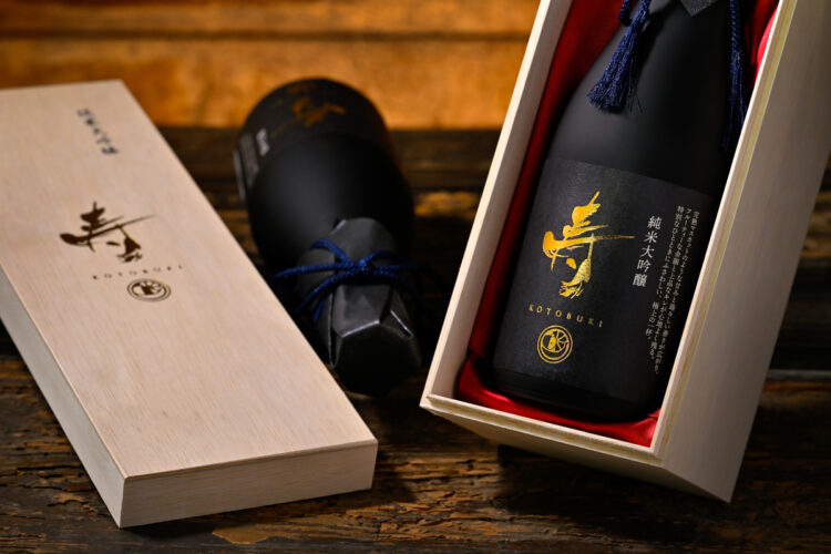年間1万本限定・シリアルナンバー付き純米大吟醸『弥栄の酒 寿』で、高級飲食店・百貨店・ブライダル業界の新たな需要を創出 年間1万本限定・シリアルナンバー付き純米大吟醸『弥栄の酒 寿』で、高級飲食店・百貨店・ブライダル業界の新たな需要を創出