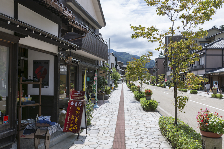 【50歳からの大人旅】川床体験&夏の純米酒&鮑の刺身を愉しむ☆二人併せて100歳以上で館内利用券1,000円分プレゼント。