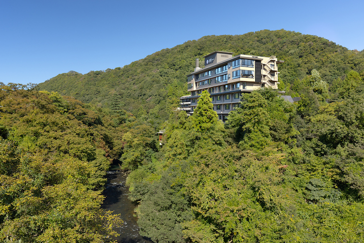 【50歳からの大人旅】川床体験&夏の純米酒&鮑の刺身を愉しむ☆二人併せて100歳以上で館内利用券1,000円分プレゼント。