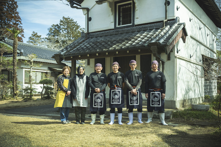 千葉県君津市の老舗酒蔵「宮崎酒造店」、穴太HDによる事業継承でさらなる挑戦へ――地域の銘酒『峯の精』と新商品『makuake』で拓く伝統と革新の新時代