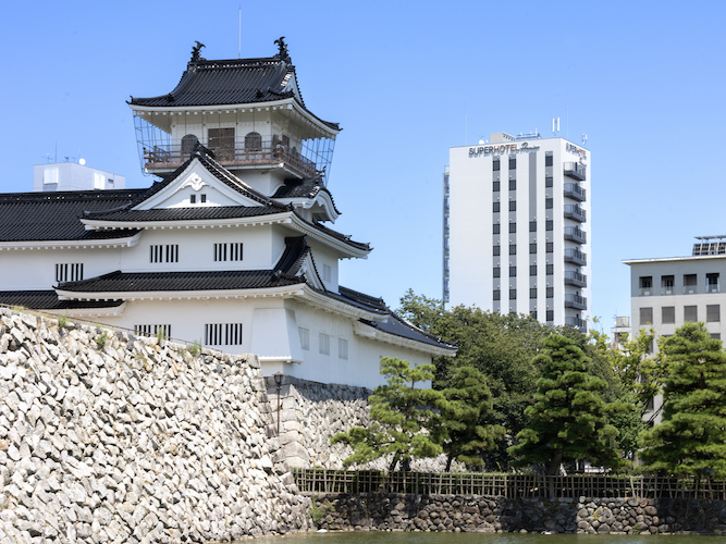 富山城の目の前！落ち着いた和風モダンな店内で地産地消グルメや地酒が楽しめる「スーパーホテルPremier富山・城址公園前」2025年8月8日(金)グランドオープン！