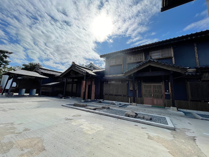 香りの老舗〈日本香堂〉と、人気銘柄「冩樂（写楽）」の酒蔵〈宮泉銘醸〉が初の共同開発したフレグランスのように味わう日本酒『暁霞 -AKIGASUMI-』が完成！