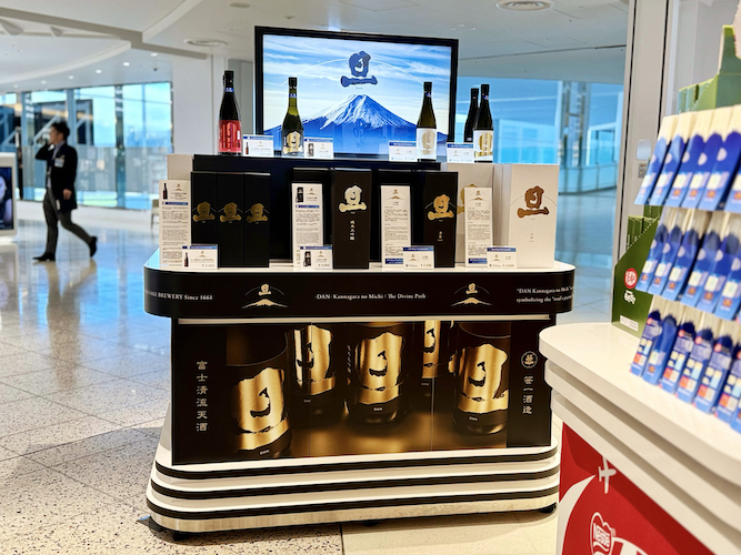 富士山の御神酒を奉納する創業360年の山梨の酒蔵「笹一酒造」より、ラグジュアリー日本酒ブランド「旦」が羽田空港国際線第2ターミナル「TIAT DUTY FREE SOUVENIR」にて初の期間限定出店
