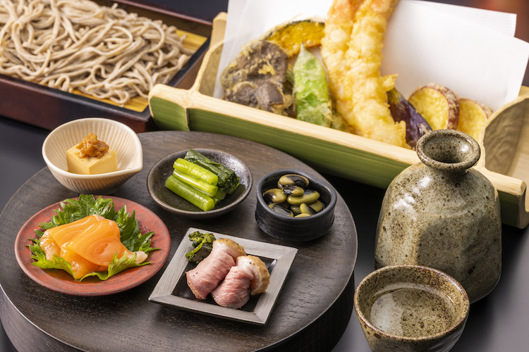 【軽井沢星野エリア 村民食堂】佐久の銘酒と“ひやおろし”が集う、秋の日本酒イベント「軽井沢サケテラス」開催