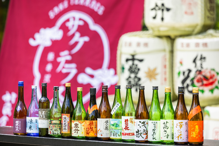 【軽井沢星野エリア 村民食堂】秋の日本酒「ひやおろし」本日解禁！佐久地域13蔵の25銘柄を楽しむ「軽井沢サケテラス」9月9日～10月31日開催